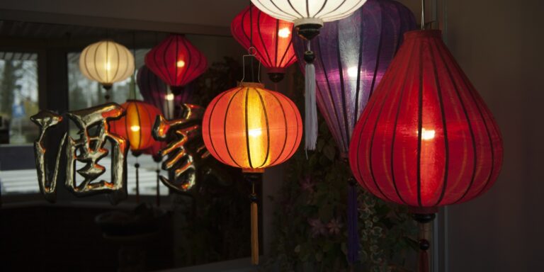 Chinese zijden lampionnen in een chinees restaurant