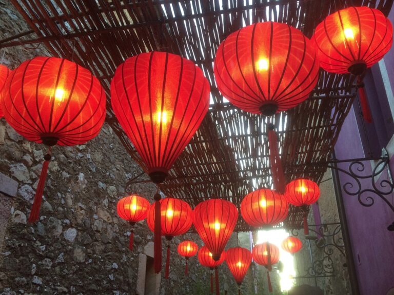 le-thai-de-castigno-Red-lanterns-Lampionsenzo